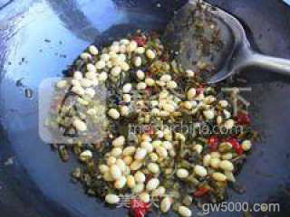 雪菜肉末炒黄豆的做法步骤:6