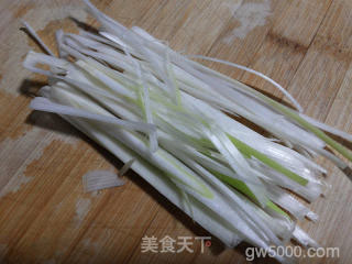 糖醋鲳鱼的做法步骤：1