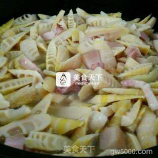 腌笃鲜 咸肉炖春笋的做法步骤：4