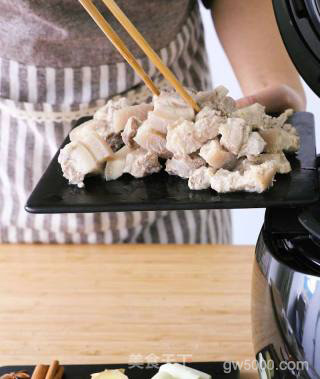 不加一滴水的苏式红烧肉的做法步骤：3