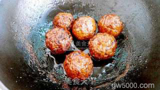 红烧狮子头的做法步骤：10