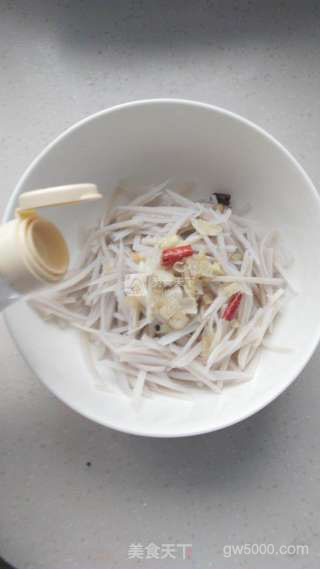 炝拌藕丝的做法步骤：5