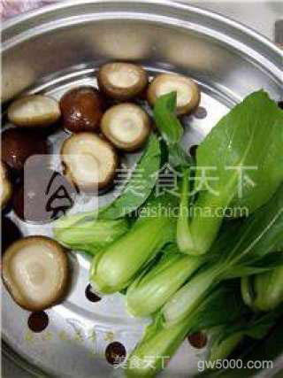 浇汁香菇青菜的做法步骤:1
