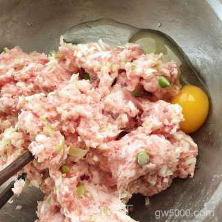 雪梨狮子头的做法步骤：4