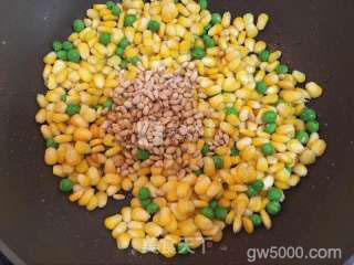 松仁玉米的做法步骤：4