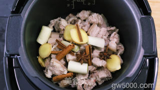 不加一滴水的苏式红烧肉的做法步骤：5