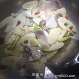 苏州鸡头米炒春笋咸肉片的做法步骤：9
