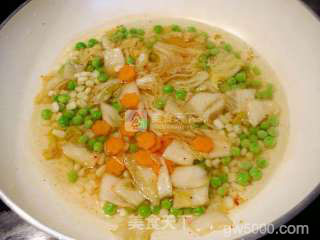 虾仁辣白菜年糕汤的做法步骤：3