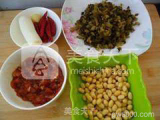 雪菜肉末炒黄豆的做法步骤:1