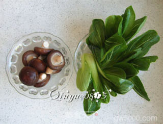 香菇油菜的做法步骤：1