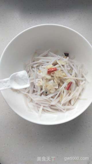 炝拌藕丝的做法步骤：4