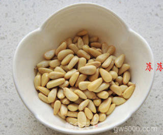 【金银满仓松仁玉米】——两招做出最好吃的快手儿童经典菜的做法步骤：2