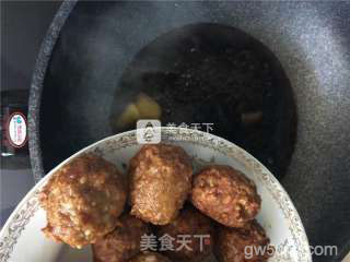 红烧狮子头的做法步骤：11