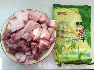 笋干红烧肉的做法步骤：1