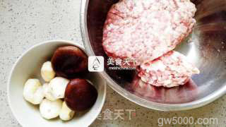 红烧狮子头的做法步骤：1