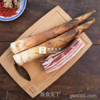 腌笃鲜 咸肉炖春笋的做法步骤：2