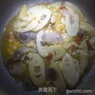 苏州鸡头米炒春笋咸肉片的做法步骤：10