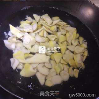 腌笃鲜 咸肉炖春笋的做法步骤：3