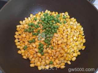 松仁玉米的做法步骤：3