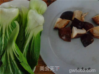 浇汁香菇油菜的做法步骤：2