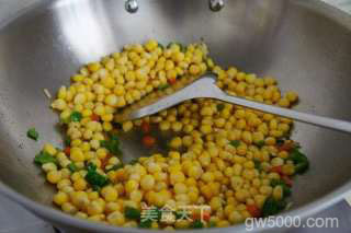 鲜虾仁松仁玉米的做法步骤：5