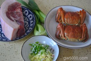 蟹黄狮子头的做法步骤：1