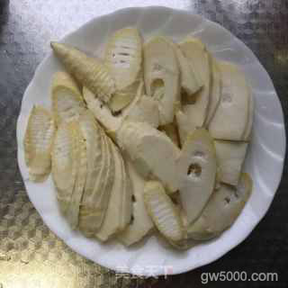 苏州鸡头米炒春笋咸肉片的做法步骤：2