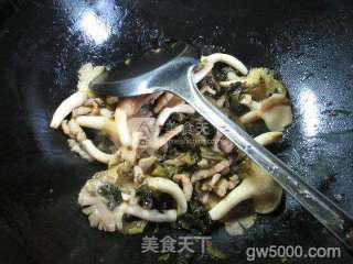 肉丝酸菜炒秀珍菇的做法步骤：6