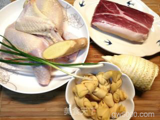 江南名菜～腌笃鲜，汤白汁浓 鲜香味美的做法步骤：1