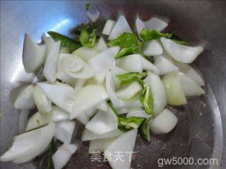 洋葱炒豆丹的做法步骤：2
