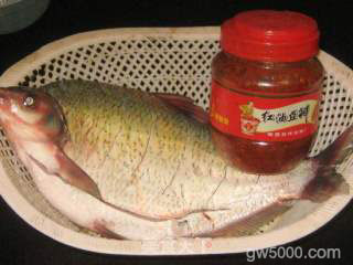 红油豆瓣酱烧鳊鱼的做法步骤：1