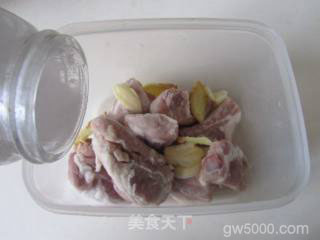 蜜汁排骨的做法步骤：1