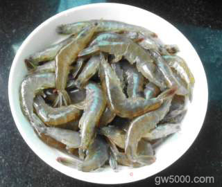 油润辣爆虾的做法步骤：2