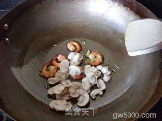 茄味口蘑虾球的做法步骤：11