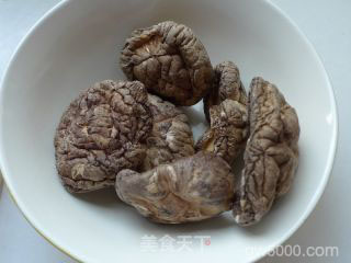 【香菇炖鸡】味道鲜美的下饭菜的做法步骤：2
