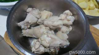 鸡膀根炖土豆的做法步骤：2