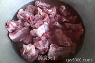 白萝卜烧排骨的做法步骤：1