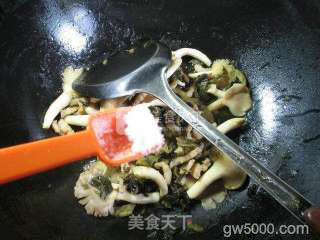 肉丝酸菜炒秀珍菇的做法步骤：7
