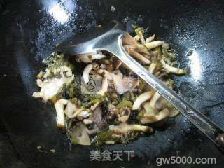 肉丝酸菜炒秀珍菇的做法步骤：8