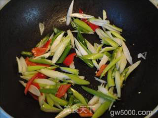 大葱炒豆丹的做法步骤：7