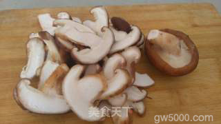 香菇鸡蛋打卤面的做法步骤：1