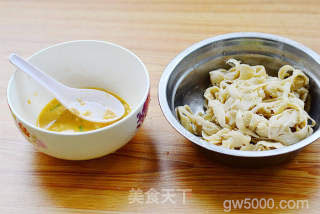 堪称一绝的凉拌菜——凉拌水面筋的做法步骤：4