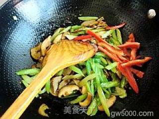 简单家常菜---芹菜炒面筋的做法步骤：11