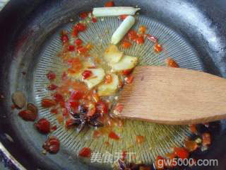 鲜香嫩滑---香菇毛豆油面筋的做法步骤：3