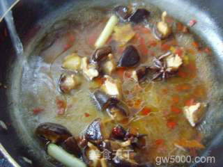 鲜香嫩滑---香菇毛豆油面筋的做法步骤：6