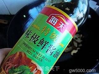 简单家常菜---芹菜炒面筋的做法步骤：8