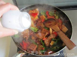 香干回锅肉的做法步骤：10