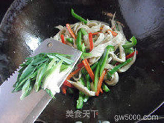 家常小炒—孜然面筋的做法步骤：9