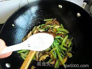 简单家常菜---芹菜炒面筋的做法步骤：10