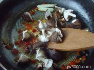 鲜香嫩滑---香菇毛豆油面筋的做法步骤：4